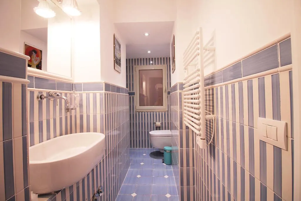 Spanish Steps Art Apartment Rome